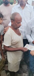 *गाजी ए मिल्लत फाऊंडेशन उ.प्र.की टीम ने फखरपुर क्षेत्र वजीरगंज पहुंचकर गरीब मजलूमों की आर्थिक मदद की* बहराइच - गाज़ी ए मिल्लत फाउंडेशन उत्तर प्रदेश की लोकप्रियता दिनों दिन बढ़ रहीं है, गरीब मजलूमो और बेसहारो क़े लिए G.M.F की कार्यशैली पूरी तरह आवाम और जन मानस क़े लिए सही साबित हो रही है ' दिनांक - 06/10/2024 को प्रदेश अध्यक्ष व संरक्षक रियाज अहमद वारसी व प्रदेश उपाध्यक्ष मोहब्बत अली के आदेश अनुसार गाजी ए मिल्लत फाऊंडेशन की पूरी टीम फखरपुर क्षेत्र वजीरगंज पहुंचकर बेसहारा लोगों की आर्थिक मदद की लखनऊ से युवा प्रदेश अध्यक्ष हबीब पठान मोहम्मद शादाब प्रदेश प्रभारी संस्थापक वाहिद अली वारसी कोषाध्यक्ष नदीम महमद कुरैशी प्रदेश अध्यक्ष सुपुत्र जुनैद खान बहराइच जिला अध्यक्ष मोहम्मद शोएब इरफान सलमानी हमजा खान सलमान मंसूरी के अलावा तमाम सदस्य मौके पर मौजूद रहे बताते चले गाज़ी ए मिल्लत फाउंडेशन उत्तर प्रदेश का रजिस्ट्रेशन 2 सितंबर को हुवा था और पूरे एक महीने की परतक्रिया क़े बाद अब प्रदेश कमेटी पूरी तरह गरीब मजलूम बेसहारा लोगों की मदद करने में सफल रही है प्रदेश अध्यक्ष व संरक्षक रियाज अहमद वारसी ने बताया की फाउंडेशन के जरिए हर वर्ग गरीब मजलूम बेसहारा लोगों तक पहुंचा जाएगा शिक्षा रोजगार स्वास्थ्य की व्यवस्था कराई जाएगी फाउंडेशन हर वर्ग गरीब मजलूम बेसहारा लोगों के लिए है हम हर वर्ग की मदद करते रहेंगे *हम पूरे प्रदेश में इंसानियत का पैगाम देंगे : हबीब पठान* नवनिर्वाचित युवा प्रदेश अध्यक्ष हबीब पठान ने मीडिया कर्मी ने कहा की G.M.F प्रदेश अध्यक्ष रियाज अहमद वारसी जी के आदेश अनुसार पूरे प्रदेश में गरीब मजलूम बेसहारा लोगों की मदद करेने की जो जिम्मेदारी दी है मै उसपर पूरी लगन से मेहनत करूँगा,और फाउंडेशन का मुख्य उद्देश्य भाईचारे को बढ़ावा व मोहब्बत अमन का पैगाम देने का काम करेंगे *राजधानी लखनऊ से पहुंचे मदद के लिए फखरपुर क्षेत्र वजीरगंज : मोहम्मद शादाब* नवनिर्वाचित प्रदेश प्रभारी मोहम्मद शादाब जी ने बताया वजीरगंज में जो गरीबों के मकान तोड़े गए हैं बहुत दुख हुआ है हम प्रयास करेंगे की इन लोगों के मकान जल्दी बनवाया जाए बहराइच जिला अध्यक्ष मोहम्मद शोएब जी संस्थापक वाहिद अली वारसी जी प्रदेश अध्यक्ष सुपुत्र जुनैद खान प्रदेश कोषाध्यक्ष नदीम अहमद कुरैशी सलमान मंसूरी इरफान सलमानी हमजा खान जी के अलावा गाजी ए मिल्लत फाऊंडेशन के तमाम सदस्य वह लखनऊ की पूरी टीम मौके पर पहुंचकर गरीब बेसहारा लोगों को तिरपाल बारिश के बचाव के लिए दिया गया हर व्यक्ति को लिफाफे में रखकर एक ₹1000 दिया गया और G.M.F की ने आश्वासन दिया कि हम प्रयास कर रहे हैं जिन लोगों के पास जमीन नहीं है जल्द से जल्द मकान बनाने के लिए जमीन मिले गाजी ए मिल्लत फाऊंडेशन के अध्यक्ष व संरक्षक रियाज अहमद वारसी व प्रदेश उपाध्यक्ष मोहब्बत अली प्रदेश प्रदेश महासचिव परवेज अहमद प्रदेश उप महासचिव हसन भाई प्रदेश संयुक्त सचिव गुफरान अली भावी प्रदेश मीडिया प्रभारी समी अहमद उर्फ कबीर गाजी ने सभी नवनिर्वाचित पदाधिकारी व सदस्य व सभी सहयोगी साथियों का शुक्रिया अदा किया